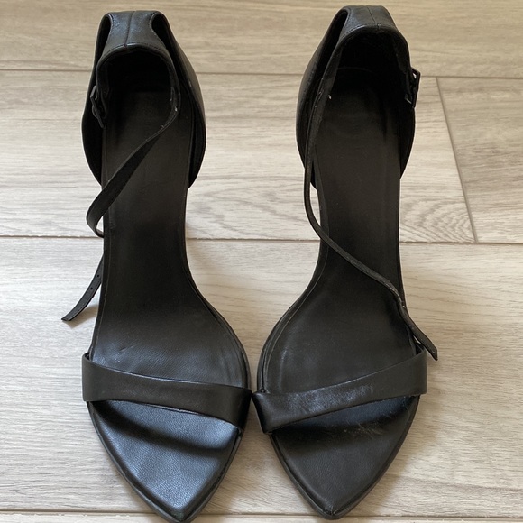 BLACK HEELS - Picture 3 of 3